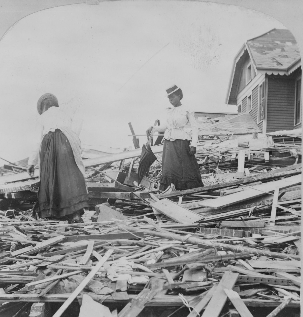 Desastre de Galveston, tentando descobrir onde ficava a sua casa. de American Photographer