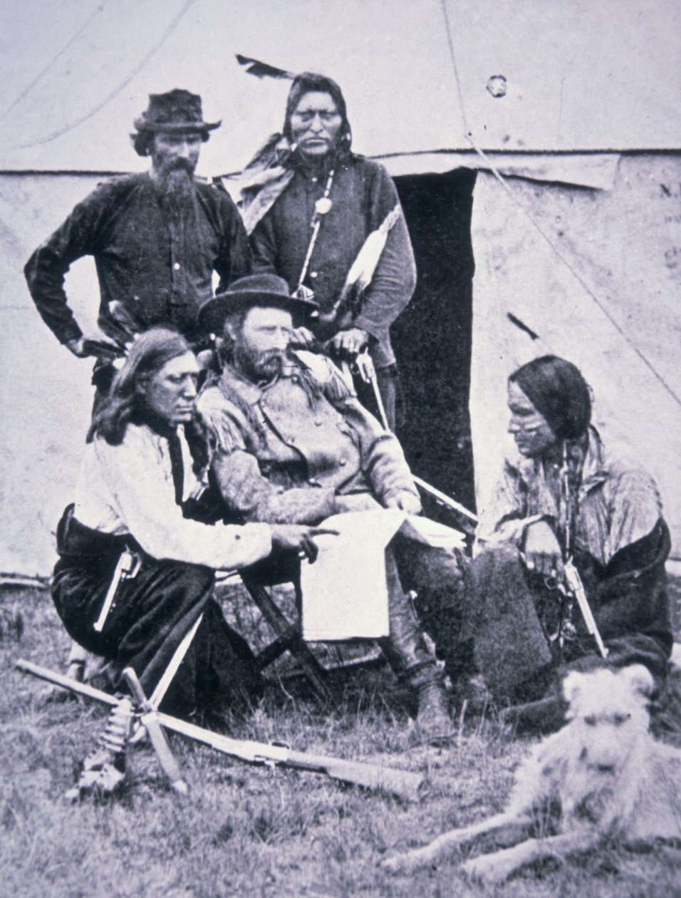 General George A. Custer (1839-76) com seus escoteiros indianos durante a Expedição de Yellowstone de 1873 de American Photographer