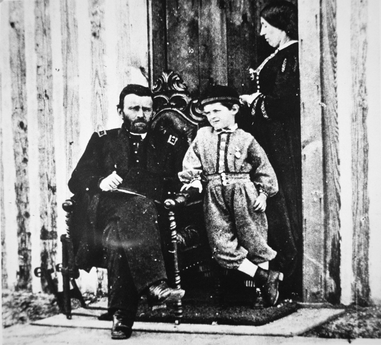 General Grant com sua esposa Julia Dent e seu filho Frederick Dent Grant, em City Point (foto a p/b) de American Photographer