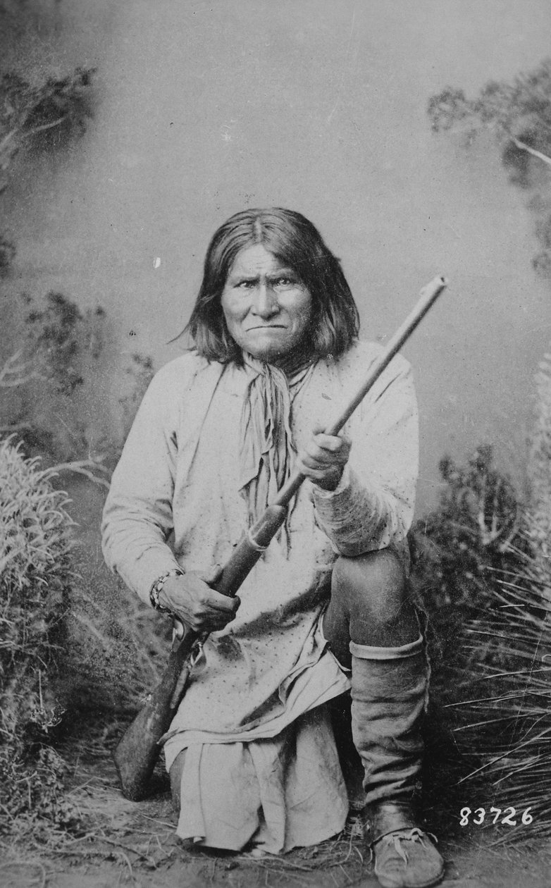 Geronimo segurando um rifle, 1884 de American Photographer