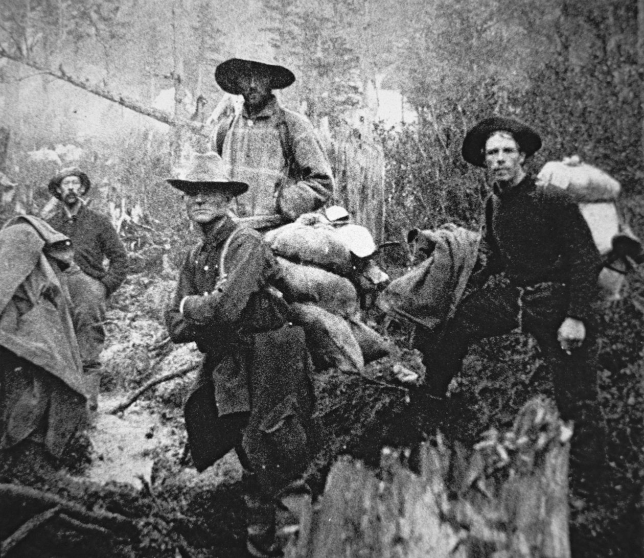 Prospectadores de ouro em mudança para o Território Yukon, Canadá, durante a Corrida do Ouro Klondike (1897-98) (foto a p/b) de American Photographer