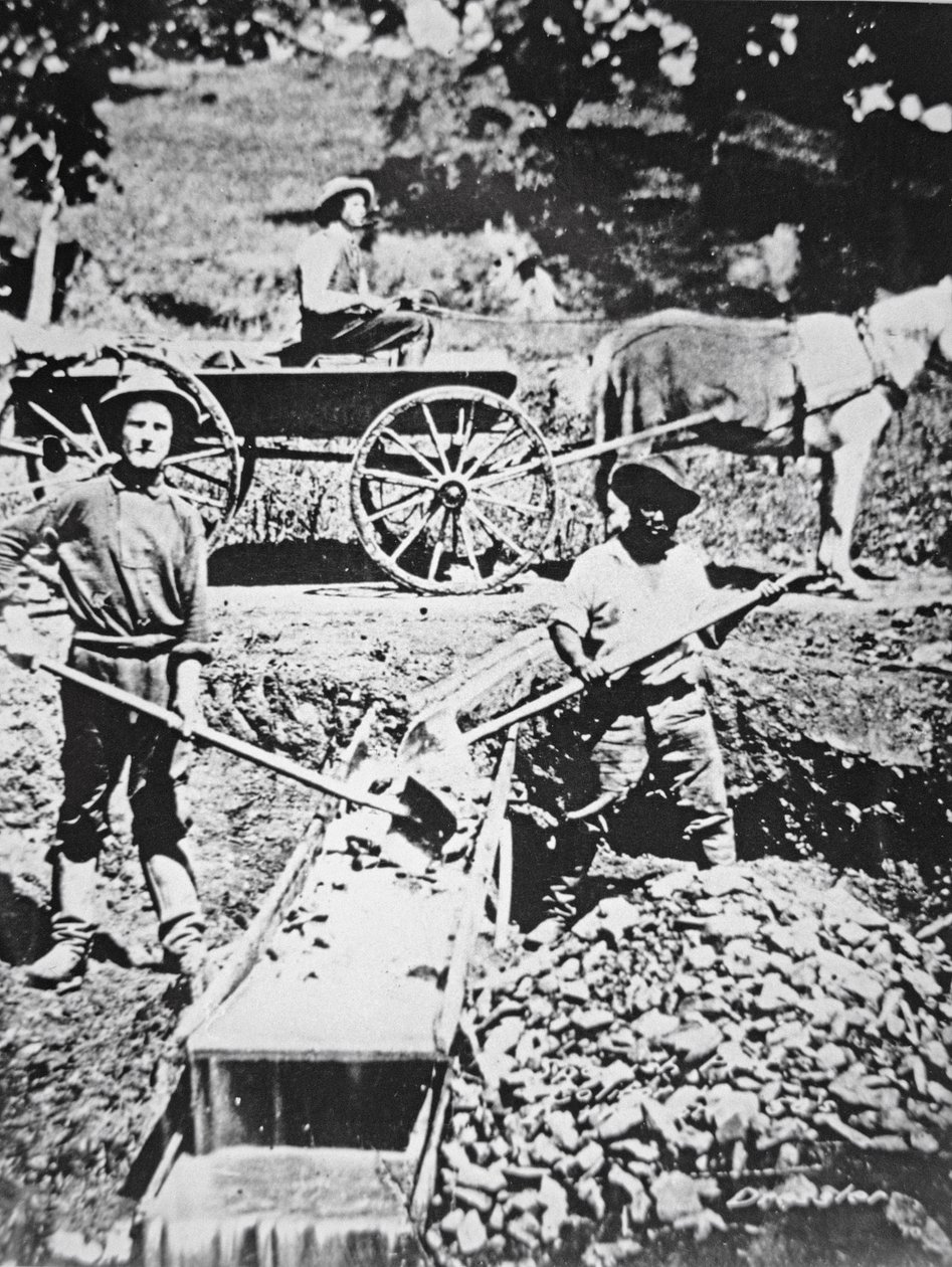 Prospectadores de ouro usando uma eclusa 