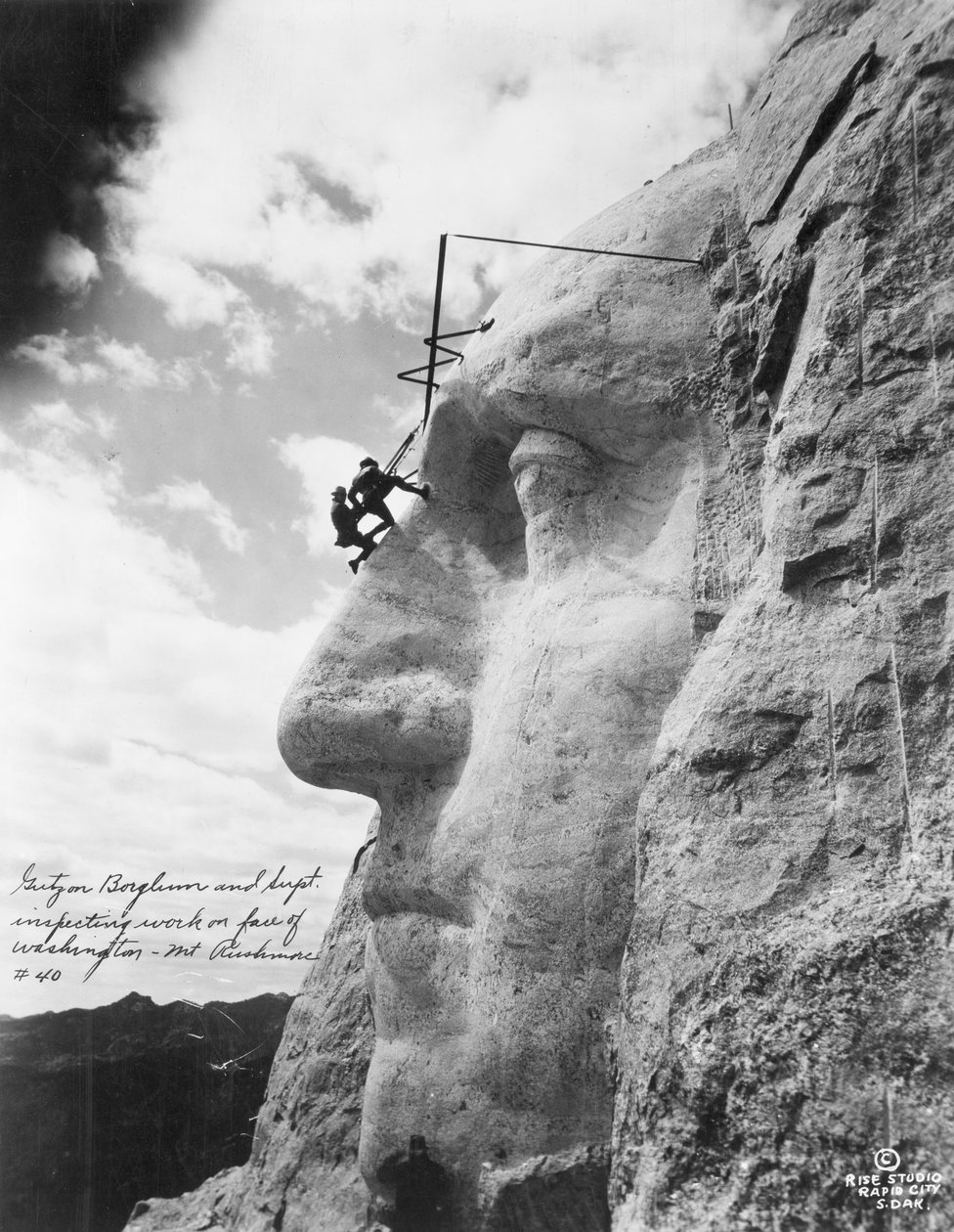 Gutzon Borglum inspecionando o trabalho em Washington no Monte Rushmore, 1932 de American Photographer