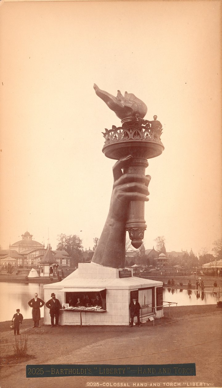 Mão e tocha da Estátua da Liberdade, c.1876 (albumen print) de American Photographer