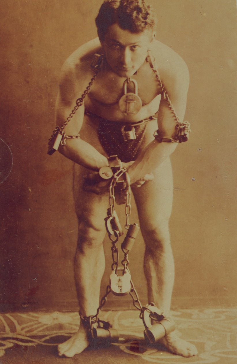 Harry Houdini acorrentado, c.1899 de American Photographer