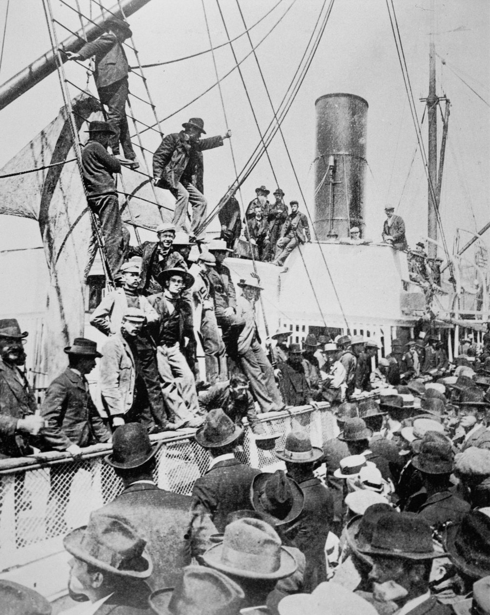 Os prospectores esperançosos deixam Vancouver durante a Corrida do Ouro Klondike (1897-98) 1898 (foto a p/b) de American Photographer