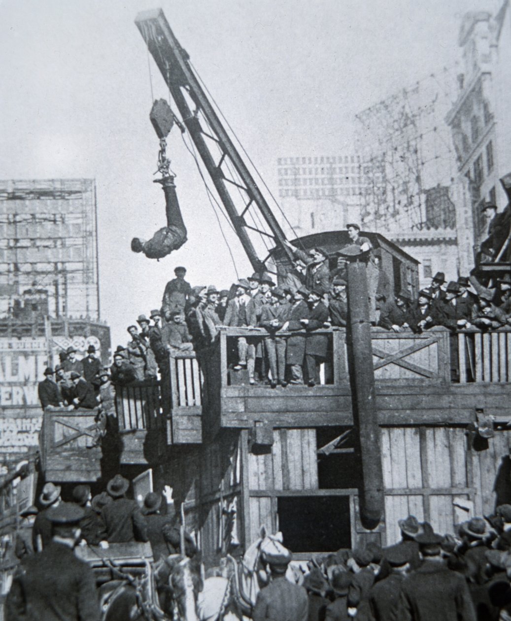 Houdini escapando de uma camisa de força enquanto suspenso de uma grua em Nova York (foto a p/b) de American Photographer