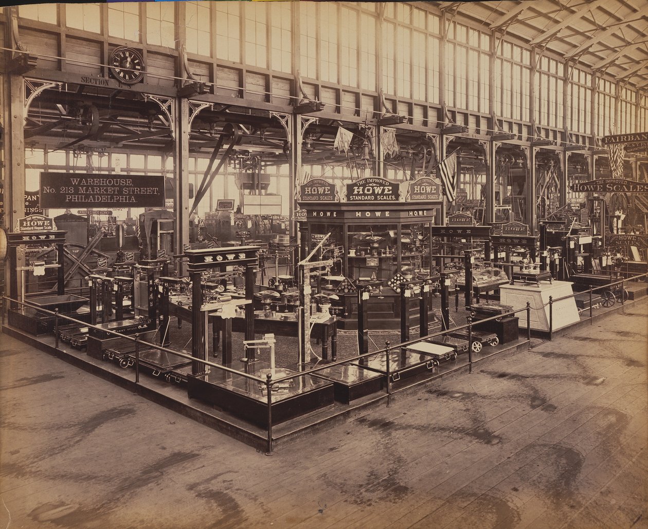 Exposição de coifas de Howe, Salão de Máquinas, Exposição Internacional do Centenário, Filadélfia, 1876 (impressão de albume) de American Photographer
