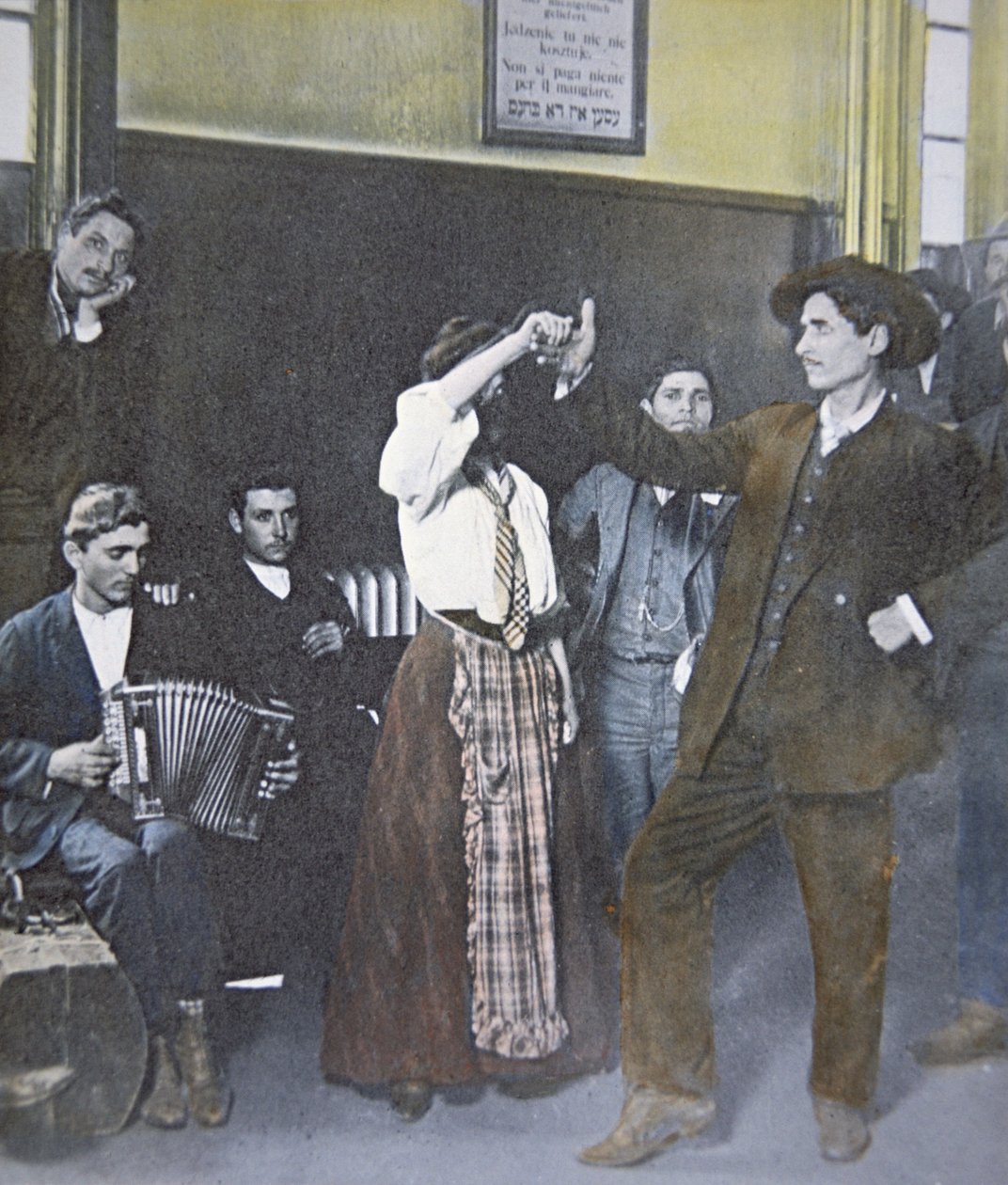 Imigrantes em dança folclórica em Ellis Island, New York Harbor de American Photographer