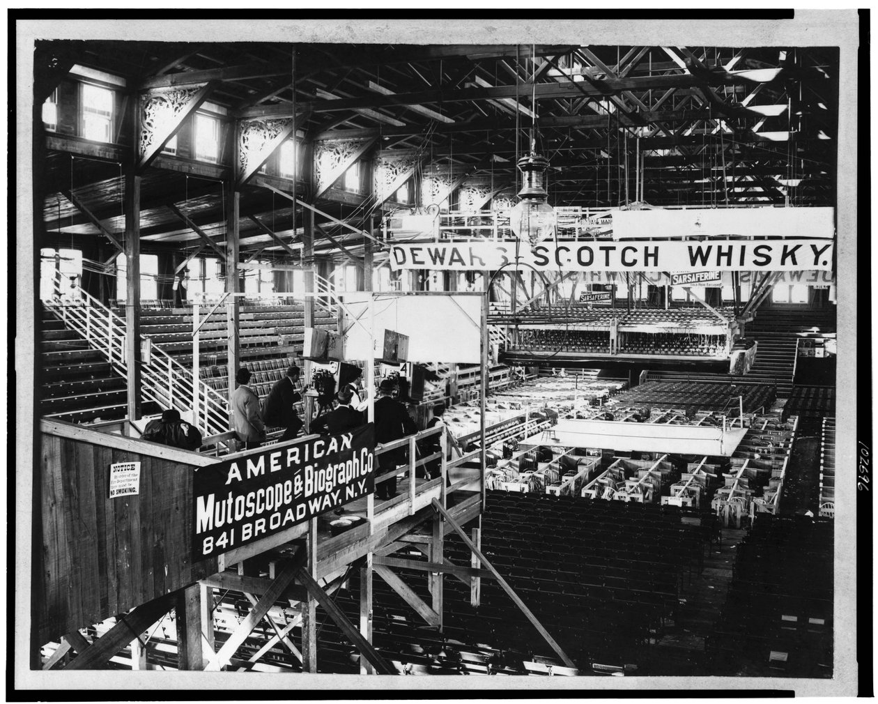 Interior da casa do clube de Coney Island, c.1899 (foto p - b) de American Photographer