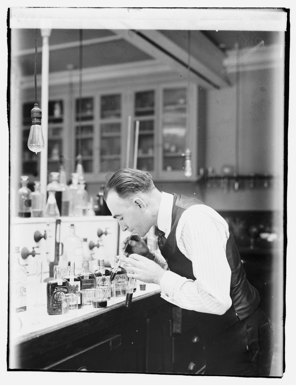 Químico da Receita Federal G.F. Beyer de American Photographer