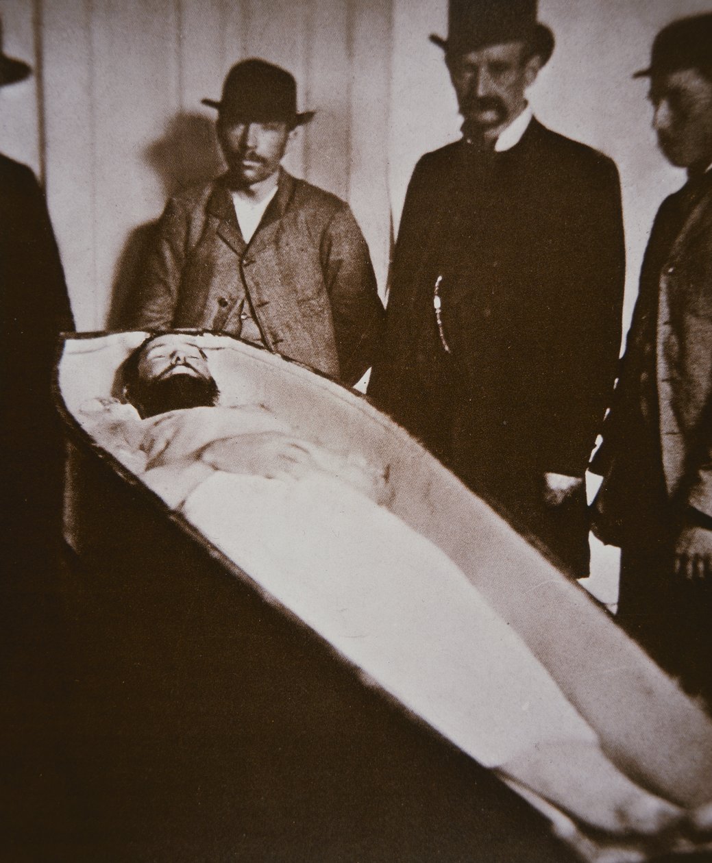 Jesse James no seu caixão após ter sido morto a tiro em 1882 (foto a p/b) de American Photographer