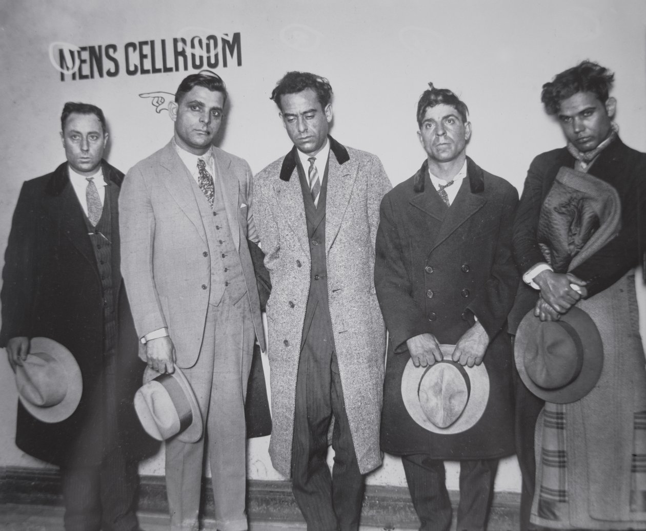 Joe Aiello (1891-1930) com os seus capangas sob custódia policial de American Photographer