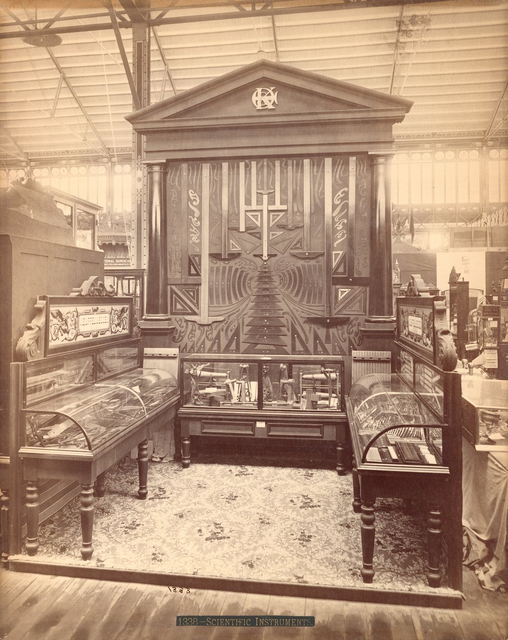 Exposição Kuffel & Essers, Edifício Principal, Exposição Internacional do Centenário, Filadélfia, 1876 (albumen print) de American Photographer