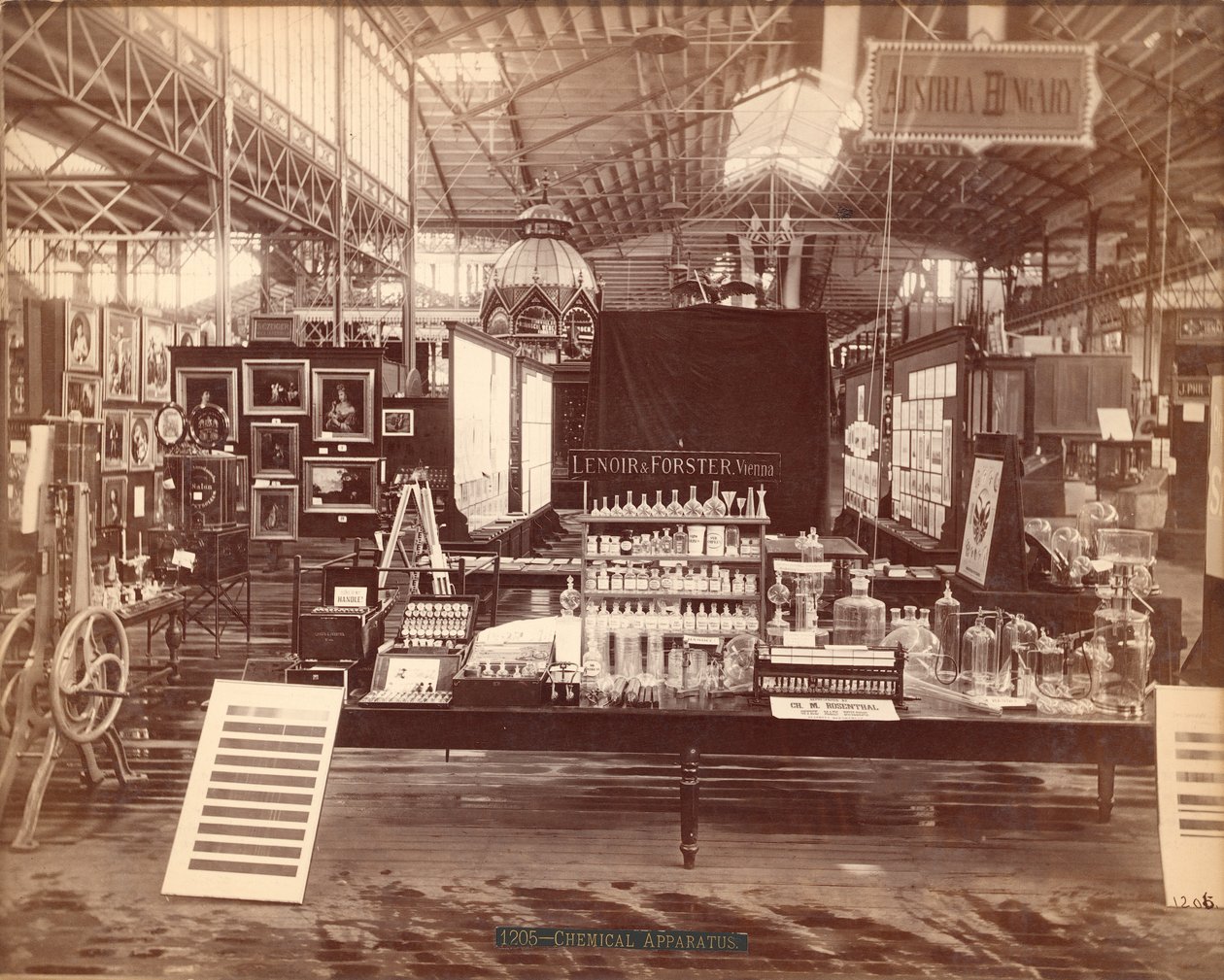 Lenoir & Forsters Exhibit, Edifício Principal, Exposição Internacional do Centenário, Filadélfia, 1876 (albumen print) de American Photographer