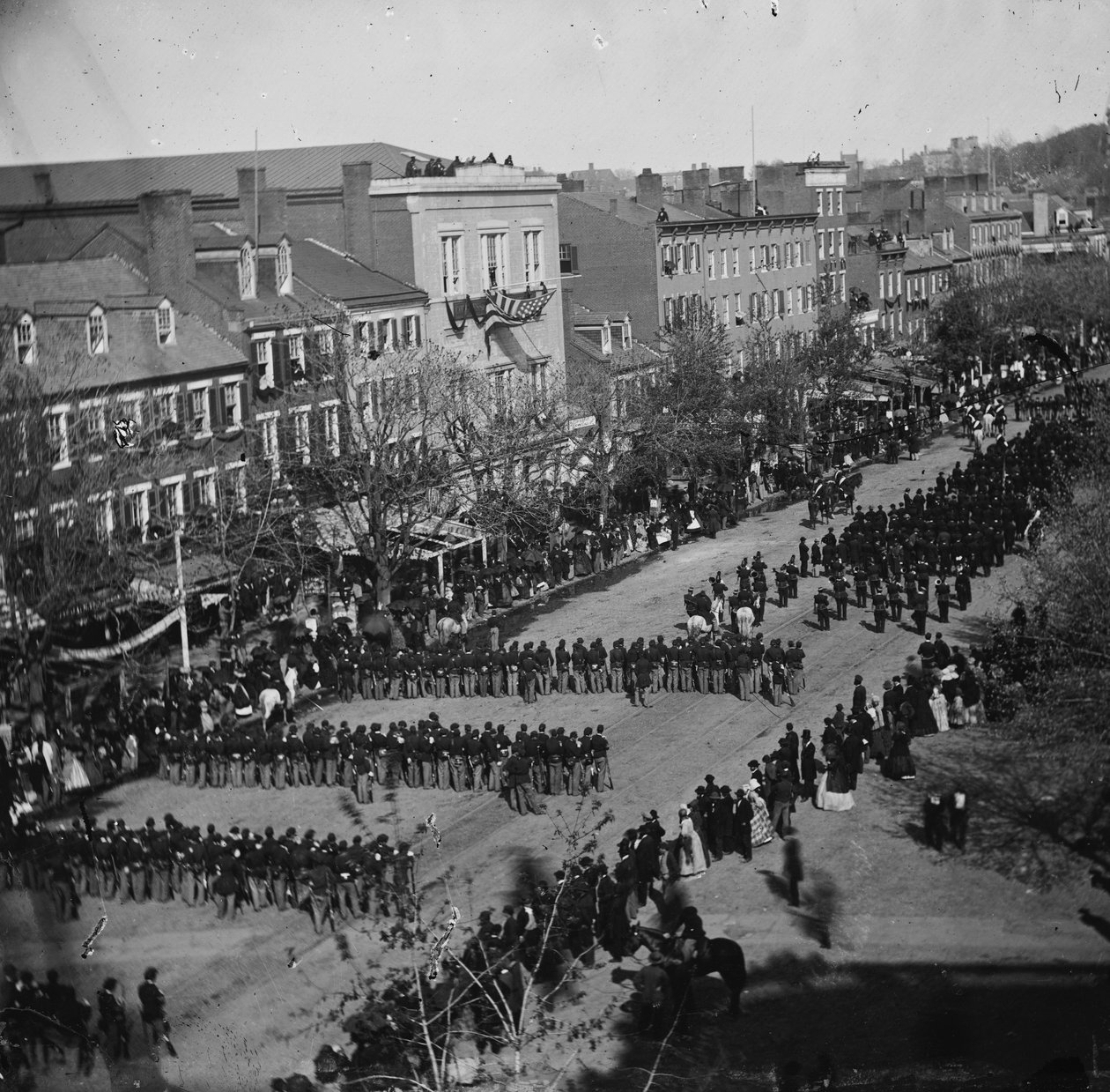 Funeral de Lincolns na avenida de Pensilvânia, Washington, CC, 19 de abril de 1865 de American Photographer