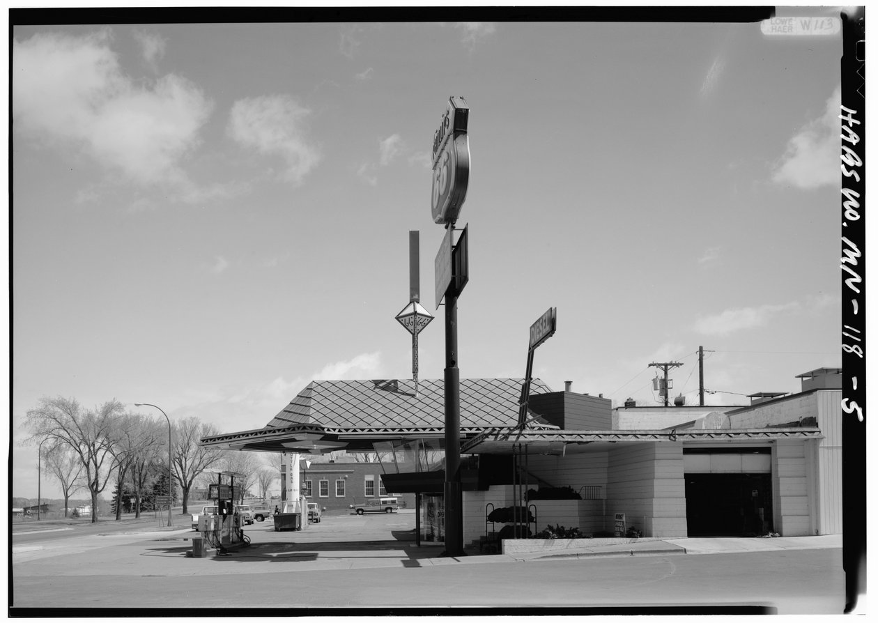 Estação de Serviço da Lindholm Oil Company, Cloquet, Minnesota (foto a p/b) de American Photographer