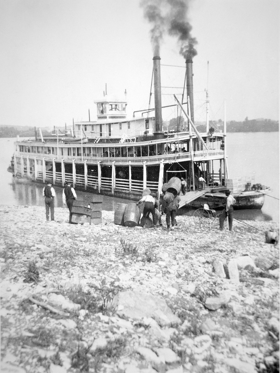 Carregamento de um guincho de popa no rio Ohio, c.1900 (foto a p/b) de American Photographer
