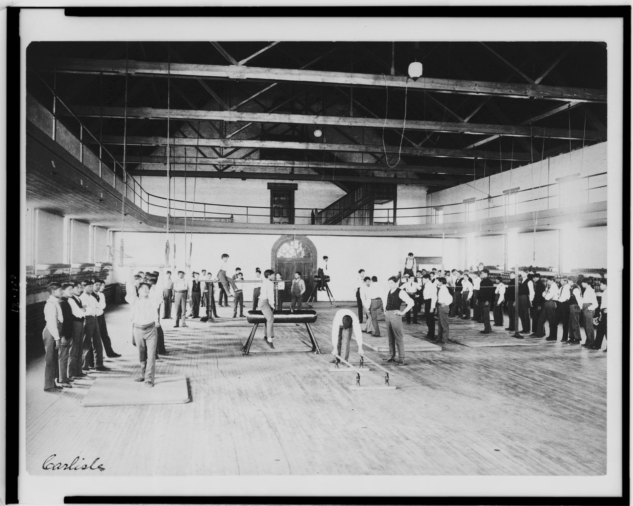Estudantes nativos americanos na classe de educação física, Carlisle Indian School, Pennsylvania, c.1901-03 (foto a p-b) de American Photographer