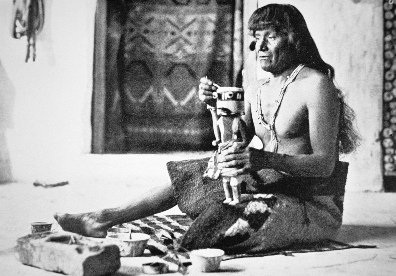 Homem a fazer uma Kachina Doll, c.1890 (foto a p/b) de American Photographer