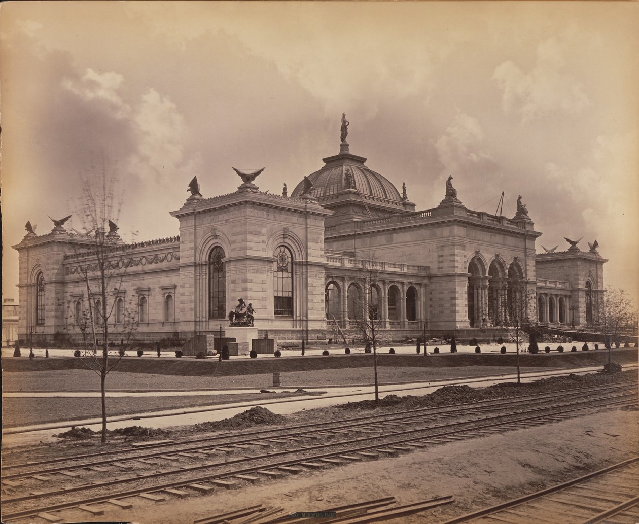 Salão Comemorativo da Exposição Centenária, 1876 (impressão prateada de gelatina) de American Photographer
