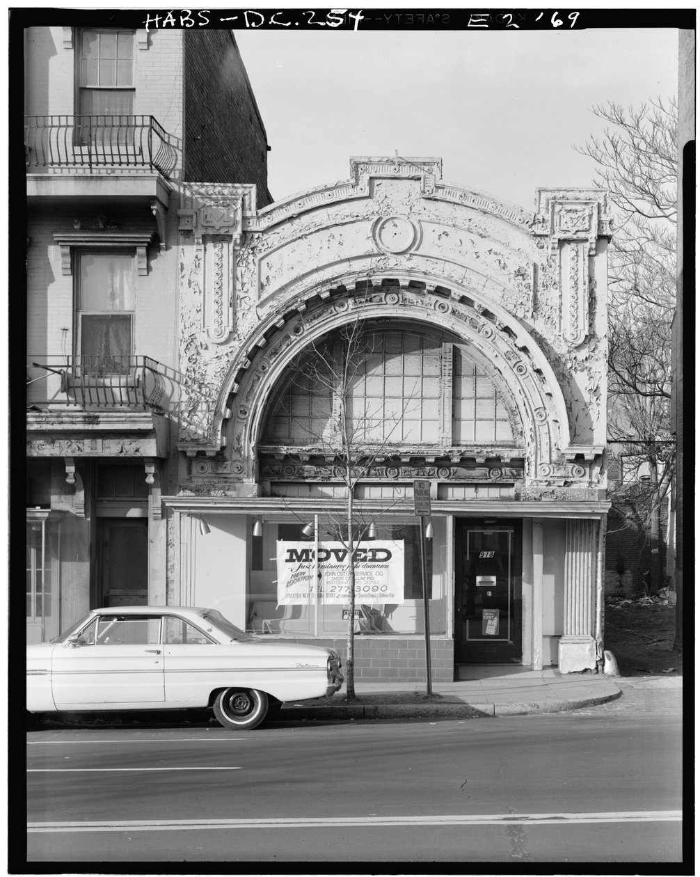 Mount Vernon Theatre, 918 Ninth Street Northwest, Washington, District of Columbia, DC, 30 de Novembro de 1969 (foto a p/b) de American Photographer