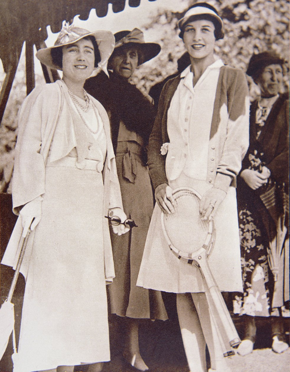 Helen Wills Moody (direita), a campeã americana de ténis, encontra-se com a Duquesa de York no All-England Club de Wimbledon durante o Campeonato de Ténis de Relva em 1935 (foto a p/b) de American Photographer