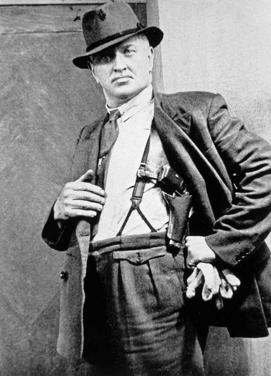 Detective da Polícia de Nova Iorque, c.1920 (foto a p/b) de American Photographer