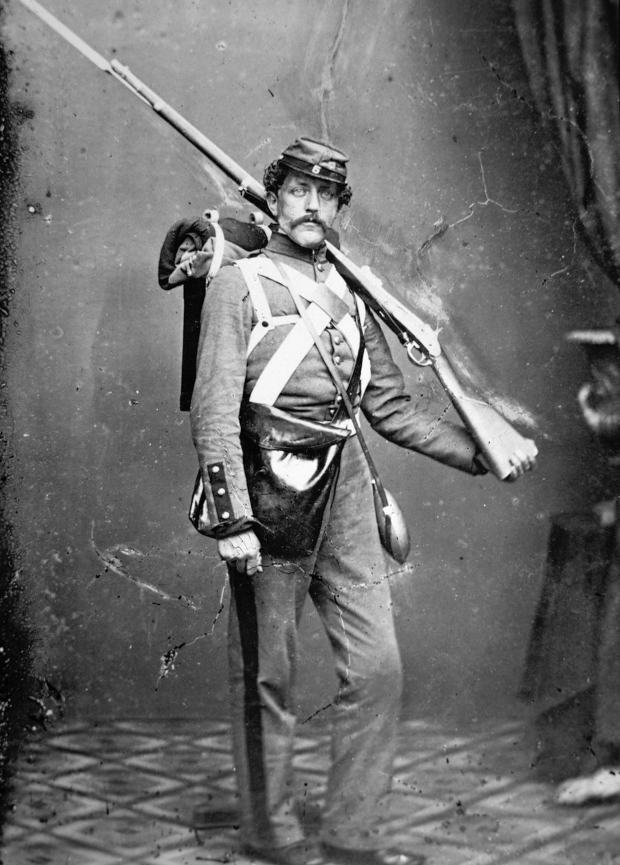 Miliciano do estado de Nova Iorque com percussão (foto a p/b) de American Photographer