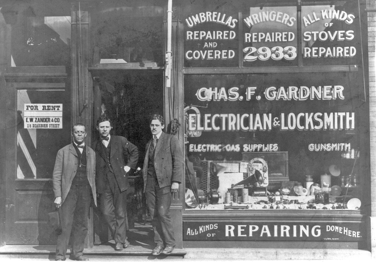 Apenas loja negra do seu tipo nos EUA, em 2933 State St., Chicago, Illinois, c.1899 (foto a p/b) de American Photographer