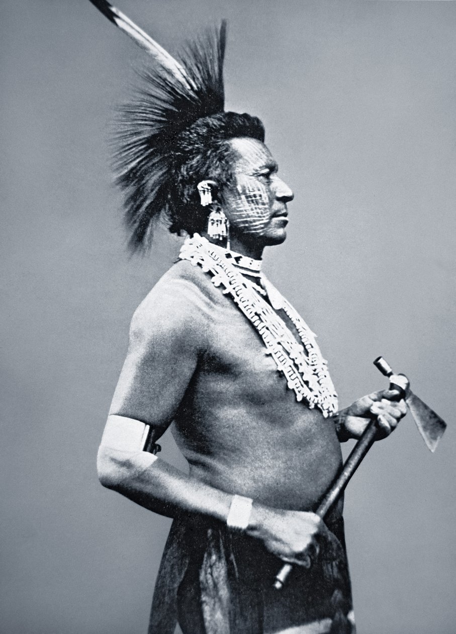 Osage Tribe Warrior com tubo tomahawk, c.1875 (foto a p/b) de American Photographer
