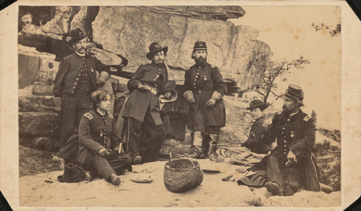 "Parte do Estado-Maior do General Geary. Tirada no cume da Montanha Lookout no dia de Natal.",1863 (foto) de American Photographer