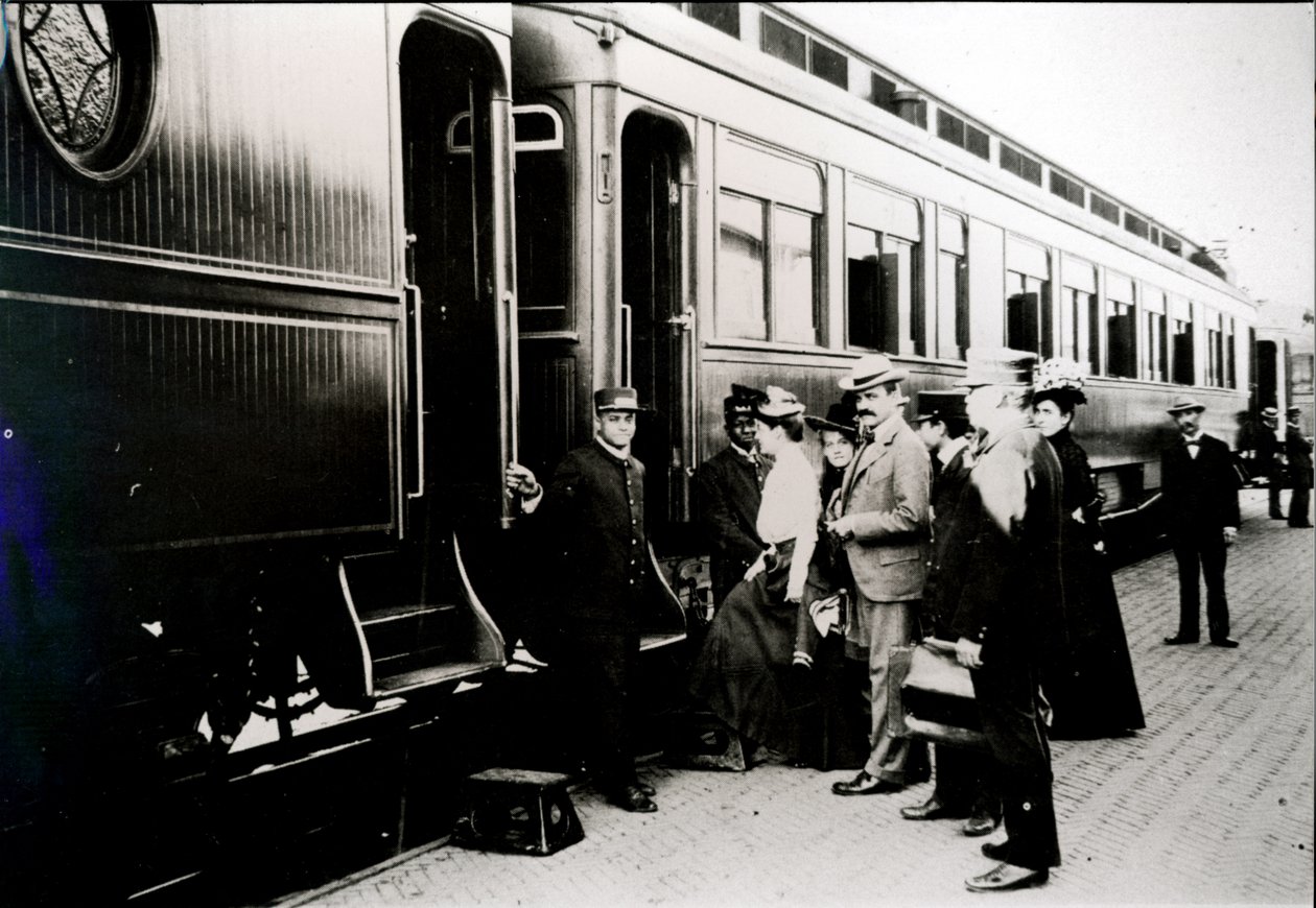 Passageiros embarcando em um carro Pullman de primeira classe da Chicago, Burlington & Quincy Railroad em 1910 (foto a p/b) de American Photographer