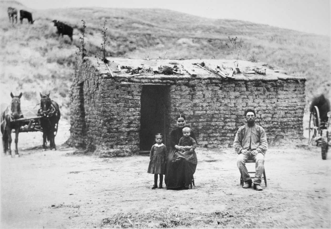 Família Pioneira com o seu sodhouse, Nebraska de American Photographer