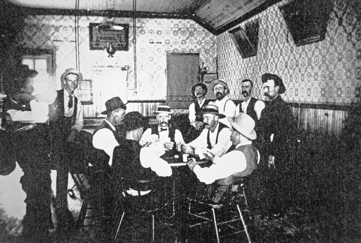 Jogando cartas em um salão ocidental, c.1900 (foto a p/b) de American Photographer