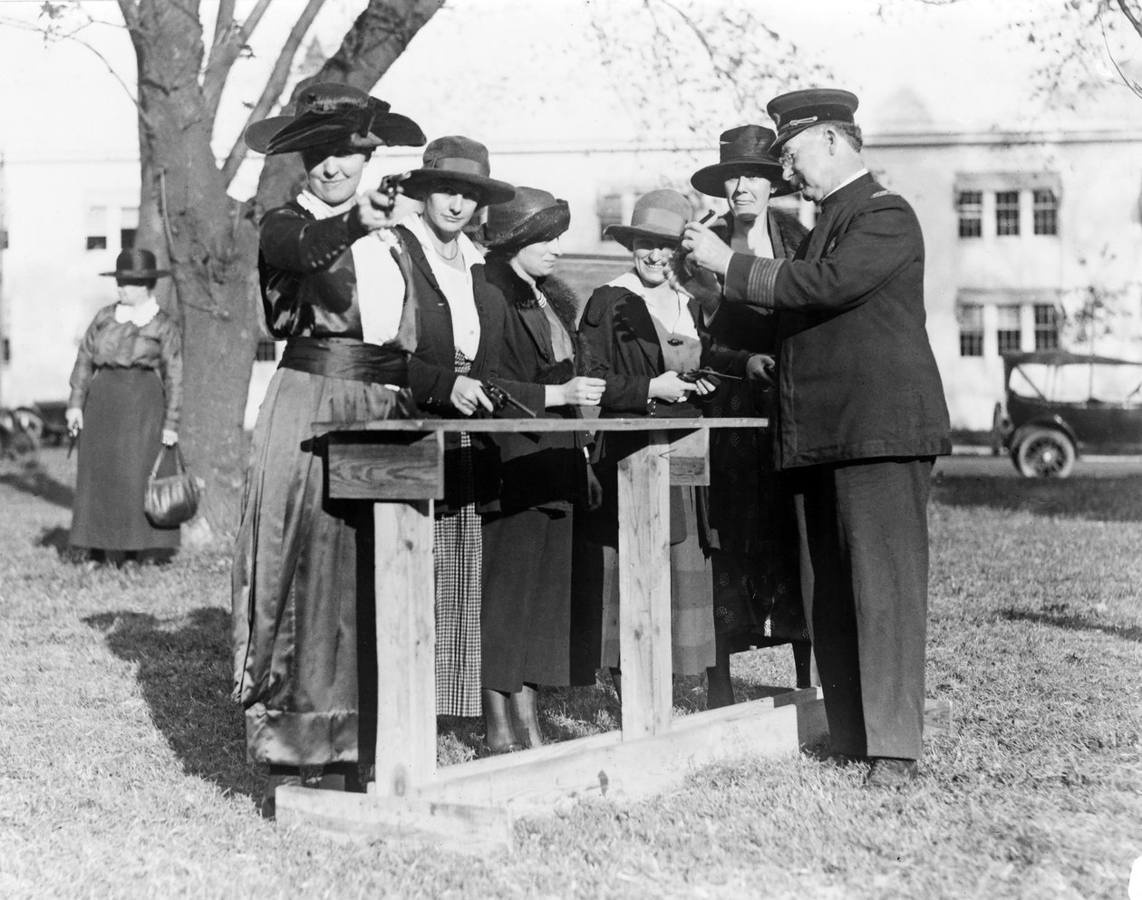 Policial ensinando mulheres a atirar, c.1920 de American Photographer