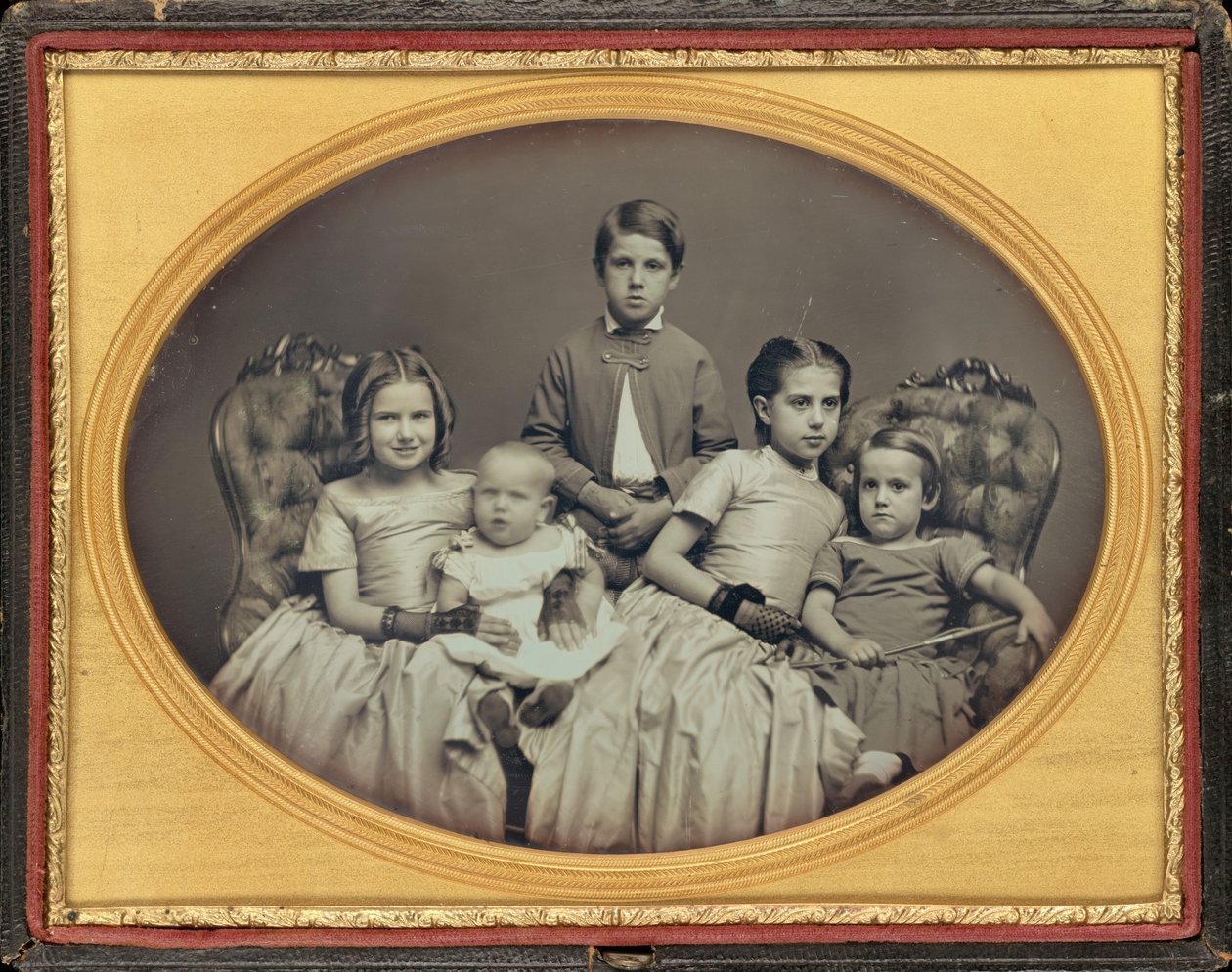 Retrato de cinco crianças,c. 1850 (foto) de American Photographer