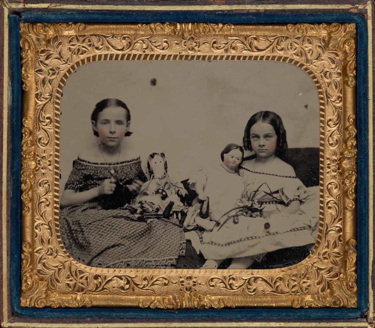 Retrato de duas raparigas com bonecas,c. 1860 (foto) de American Photographer