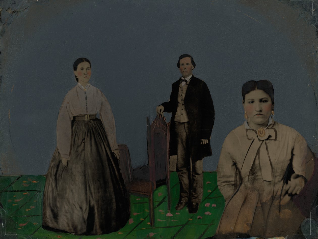 Retrato de duas mulheres e um homem, década de 1860 (foto) de American Photographer