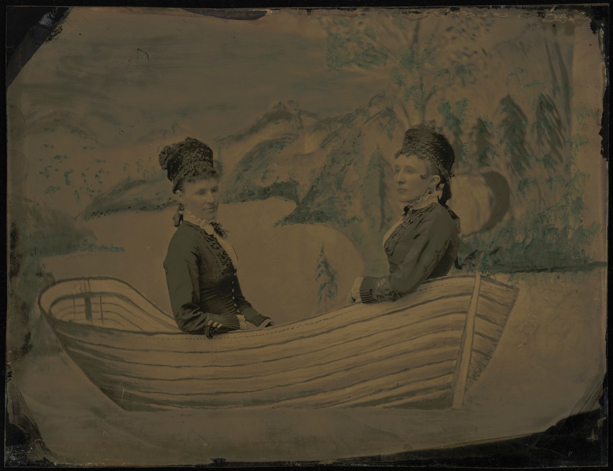 Retrato de duas mulheres num barco, década de 1880 (foto) de American Photographer