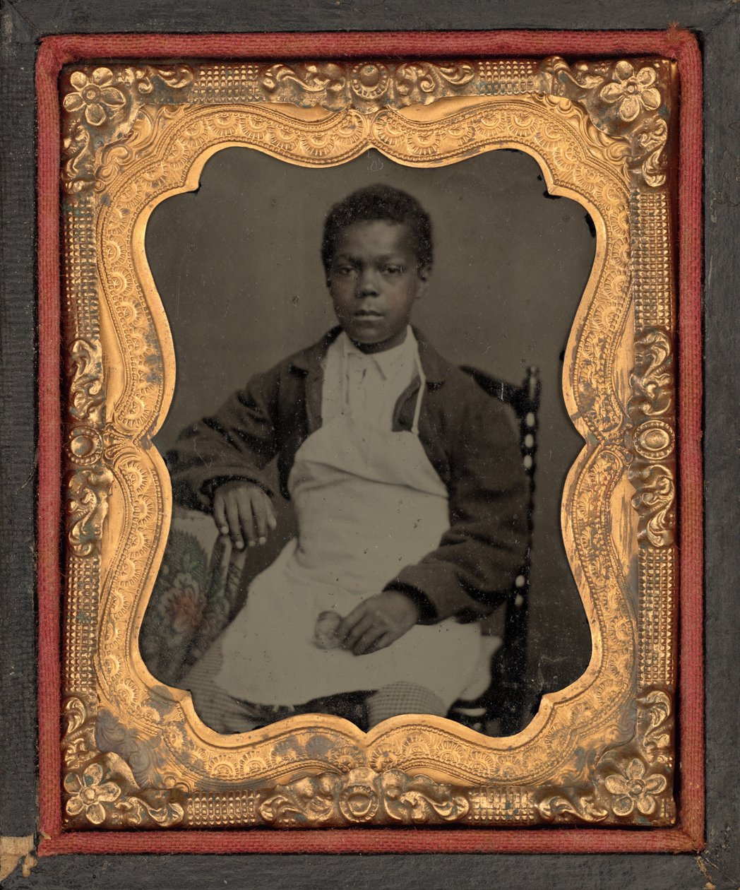 Retrato de um rapaz segurando um cachimbo de barro,c. 1860 (foto) de American Photographer