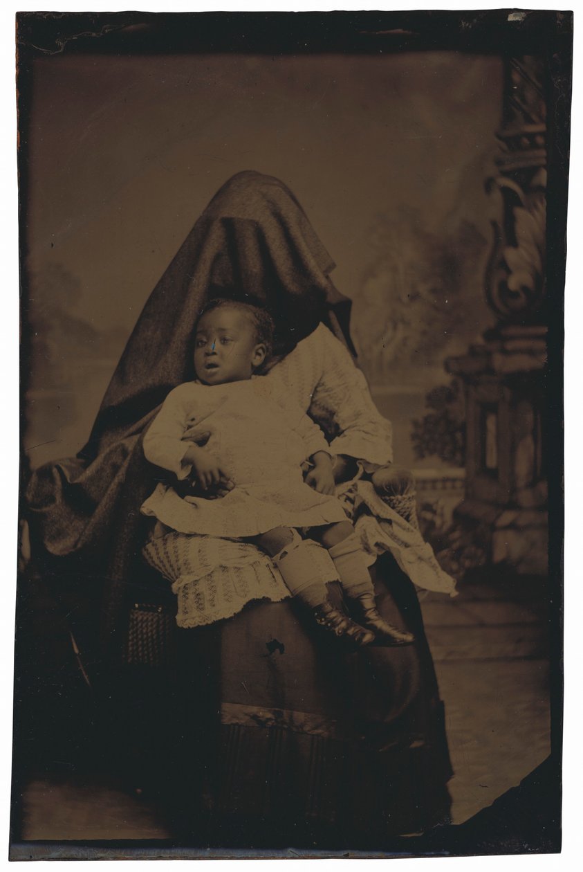 Retrato de uma mulher e de uma criança escondidas,c. 1875 (foto) de American Photographer