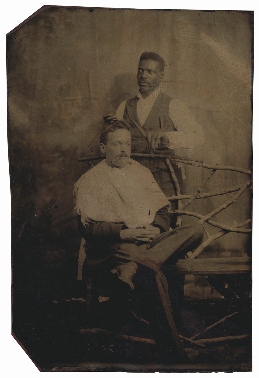 Retrato de um homem a cortar o cabelo,c. 1890 (foto) de American Photographer