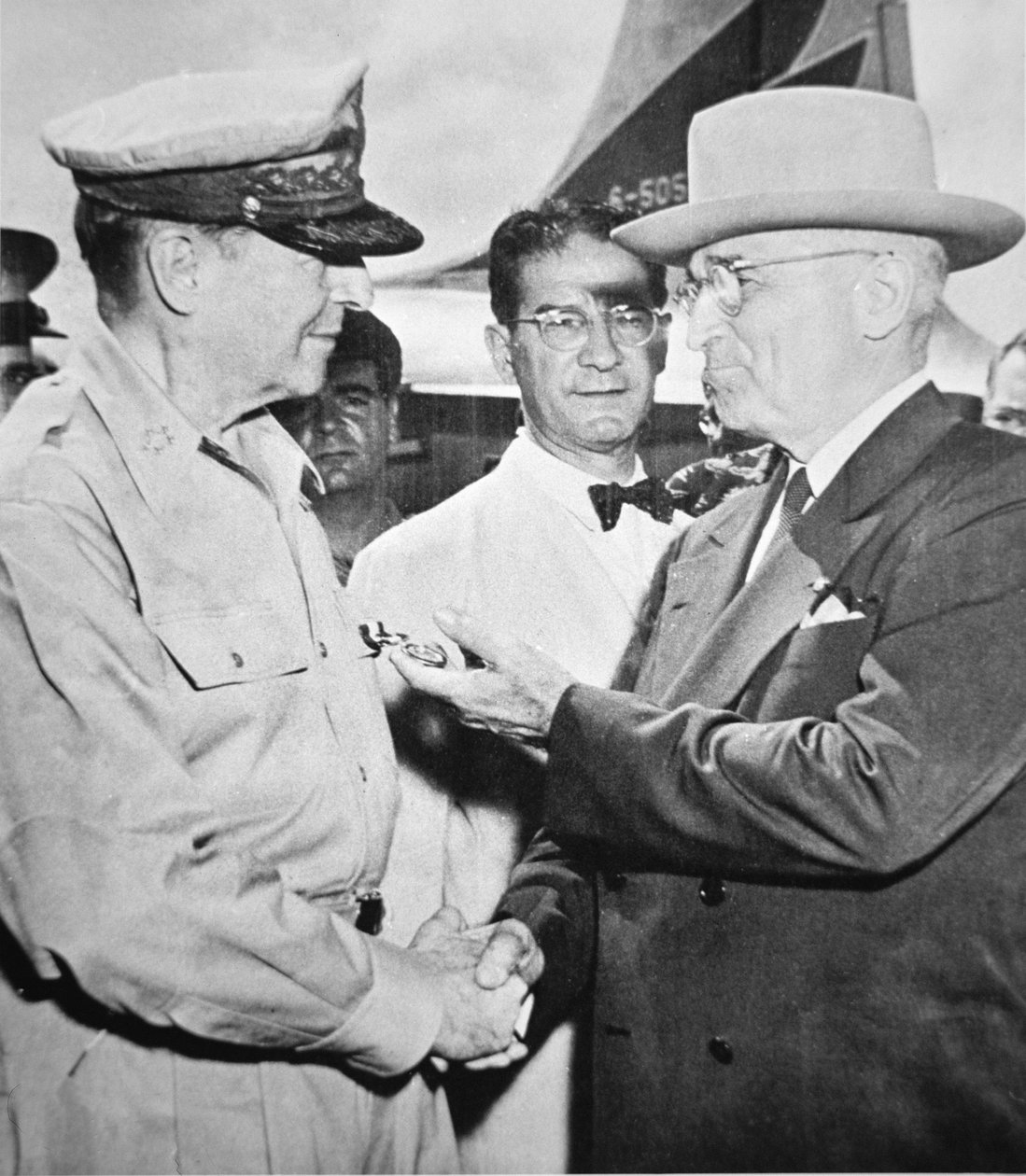Presidente Harry S. Truman (1884-1972) encontro com o General Douglas MacArthur (1880-1964) Comandante em Chefe da ONU, na Ilha Wake durante a Guerra da Coreia, Outubro de 1950 (foto a p/b) de American Photographer