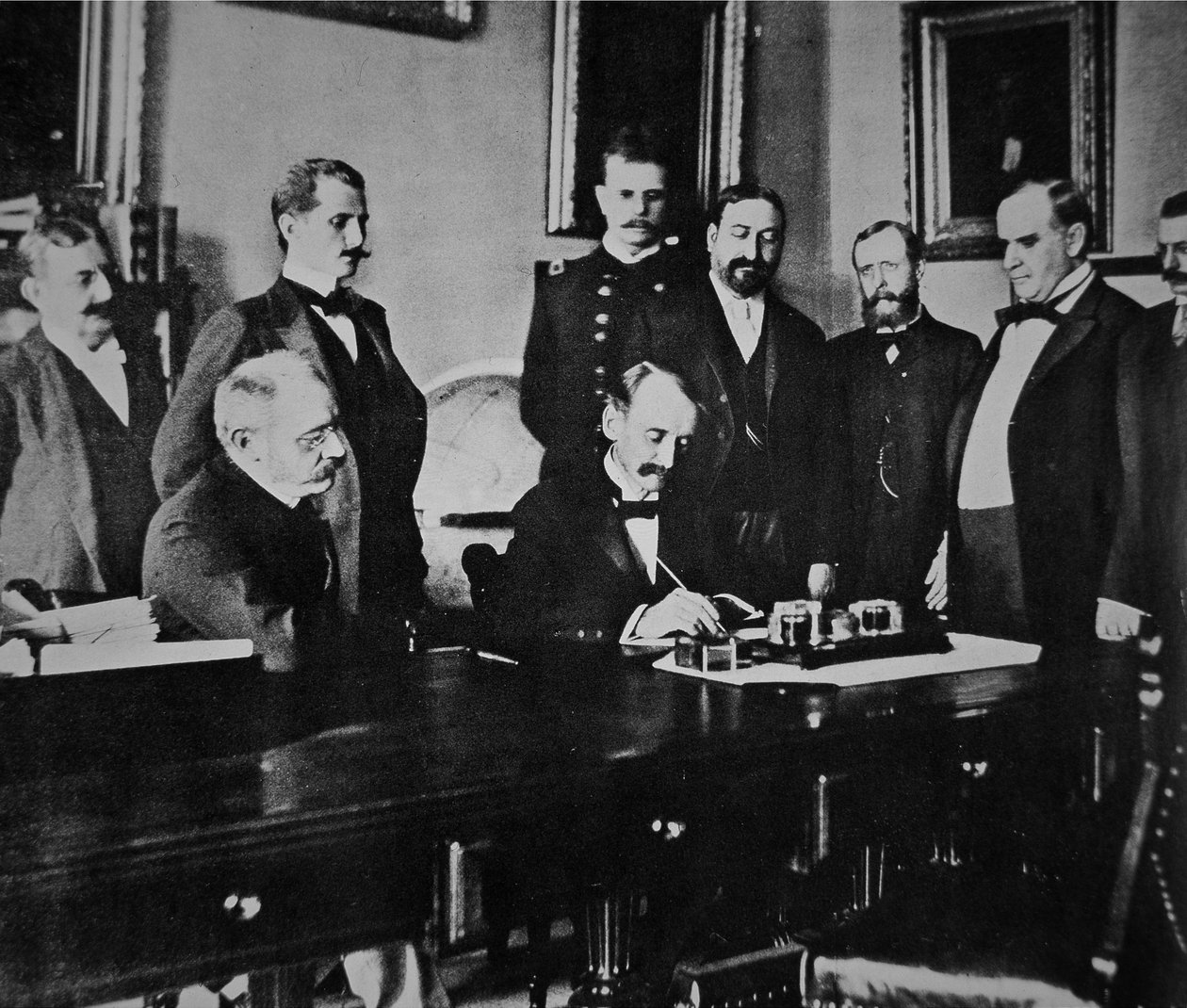 O Presidente William Mckinley (1843-1901) testemunha a assinatura do protocolo de paz que pôs fim à guerra com a Espanha de American Photographer