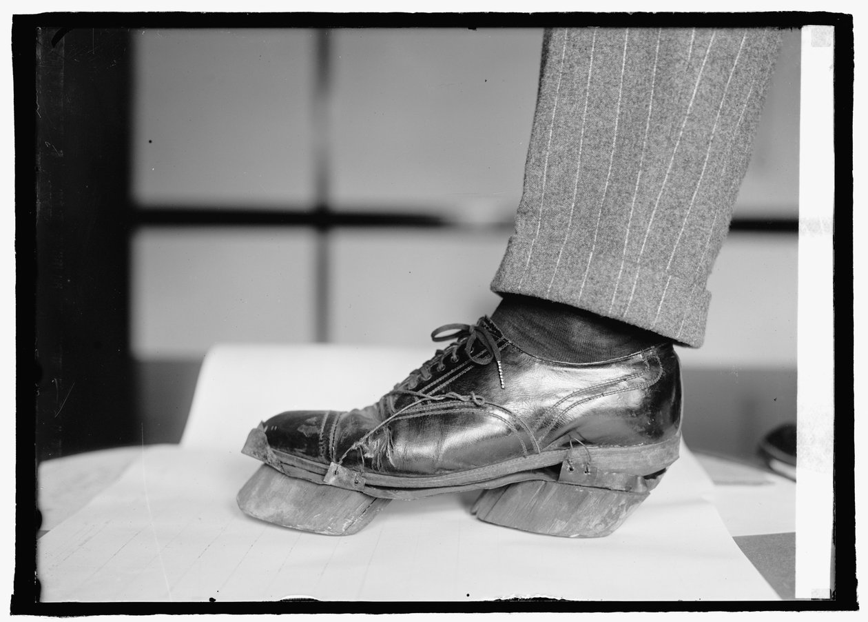 Unidade de Proibição (Sapatos de Vaca), 28 de Junho de 1924 (foto a p/b) de American Photographer
