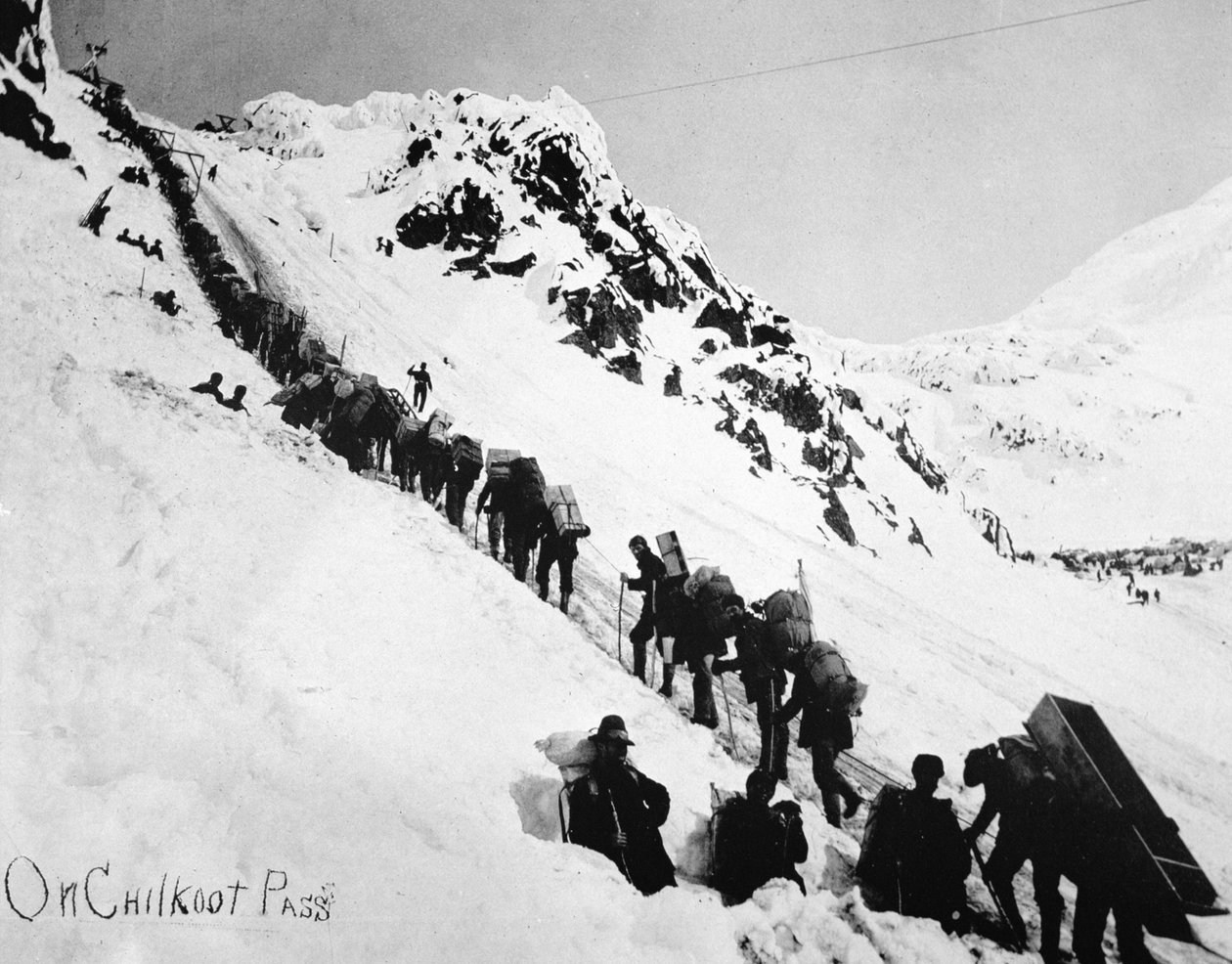 Prospectadores escalando o Passe Chilkoot durante a Corrida do Ouro Klondike (1897-98) (foto a p/b) de American Photographer