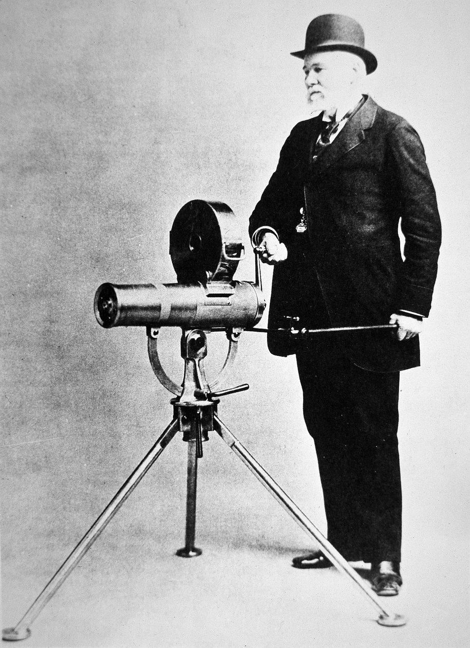 Richard J. Gatling, mostrado com o modelo Bulldog de 1893 (foto a p/b) de American Photographer