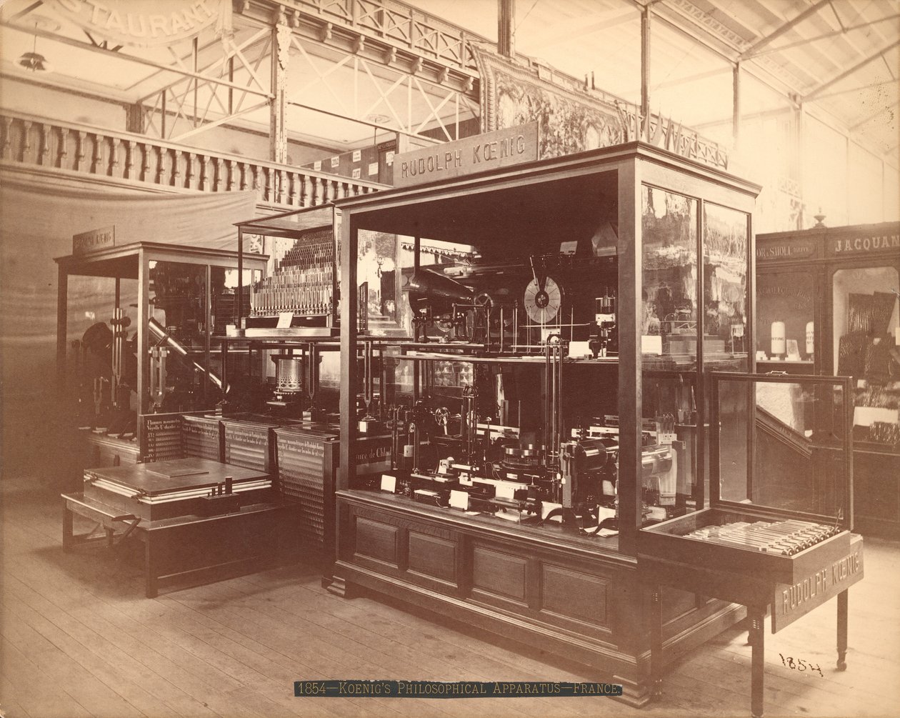 Exposição de Rudolph Koenigs, Aparelho Filosófico, Exposição Principal, Exposição Internacional do Centenário, Filadélfia, 1876 (impressão de albúmen de prata) de American Photographer