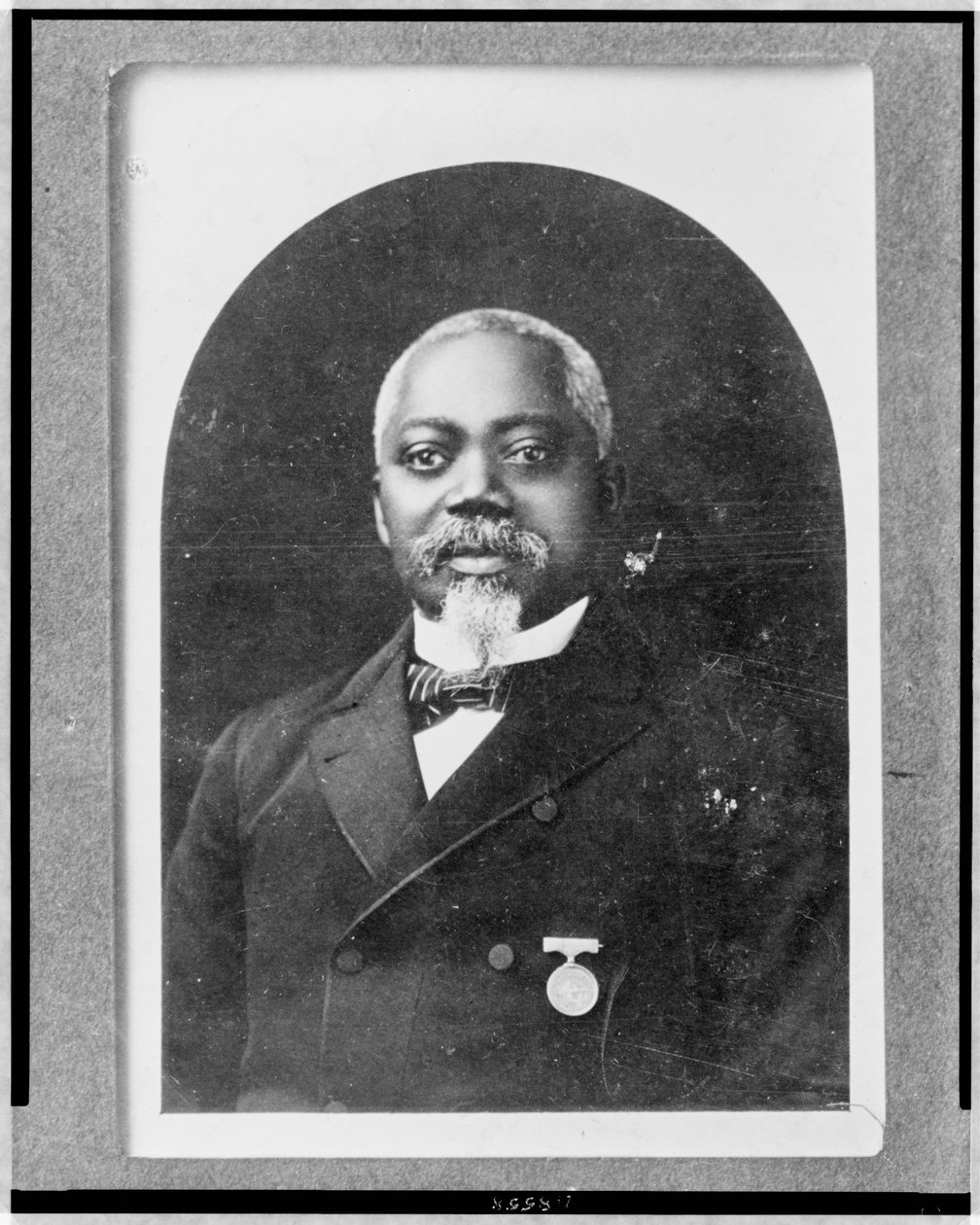 Sargento William Carney, retrato de cabeça e ombros, virado para a frente, c.1900 (foto a p/b) de American Photographer
